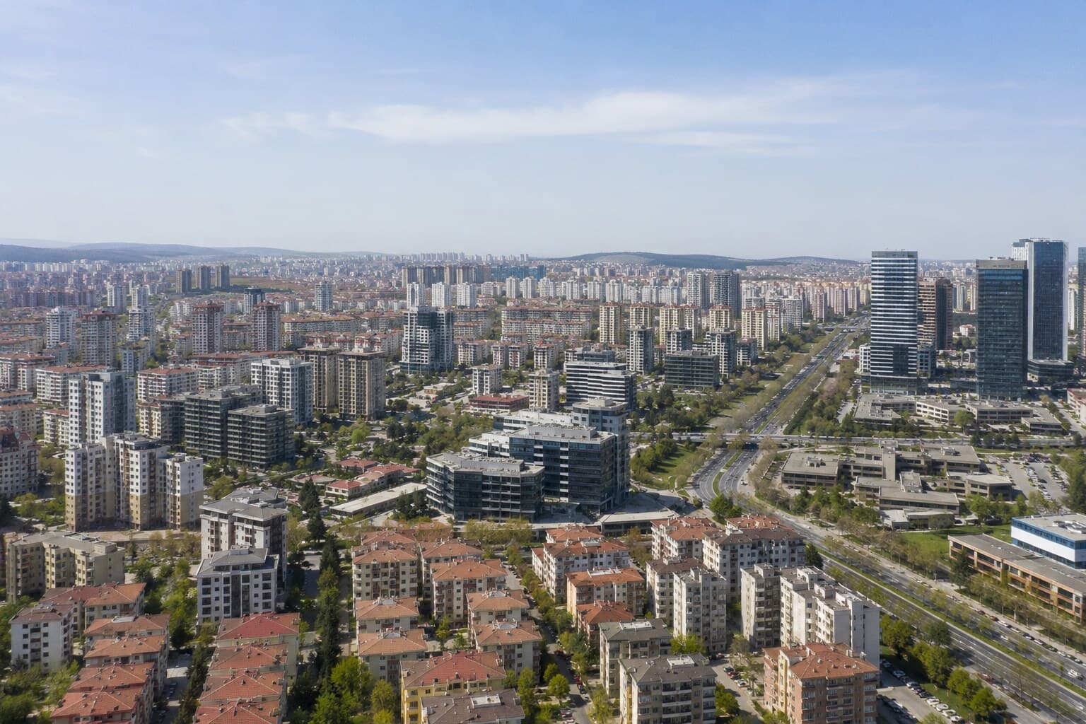 Gündüz çekilmiş geniş açılı şehir ve konut bölgeleri panoraması