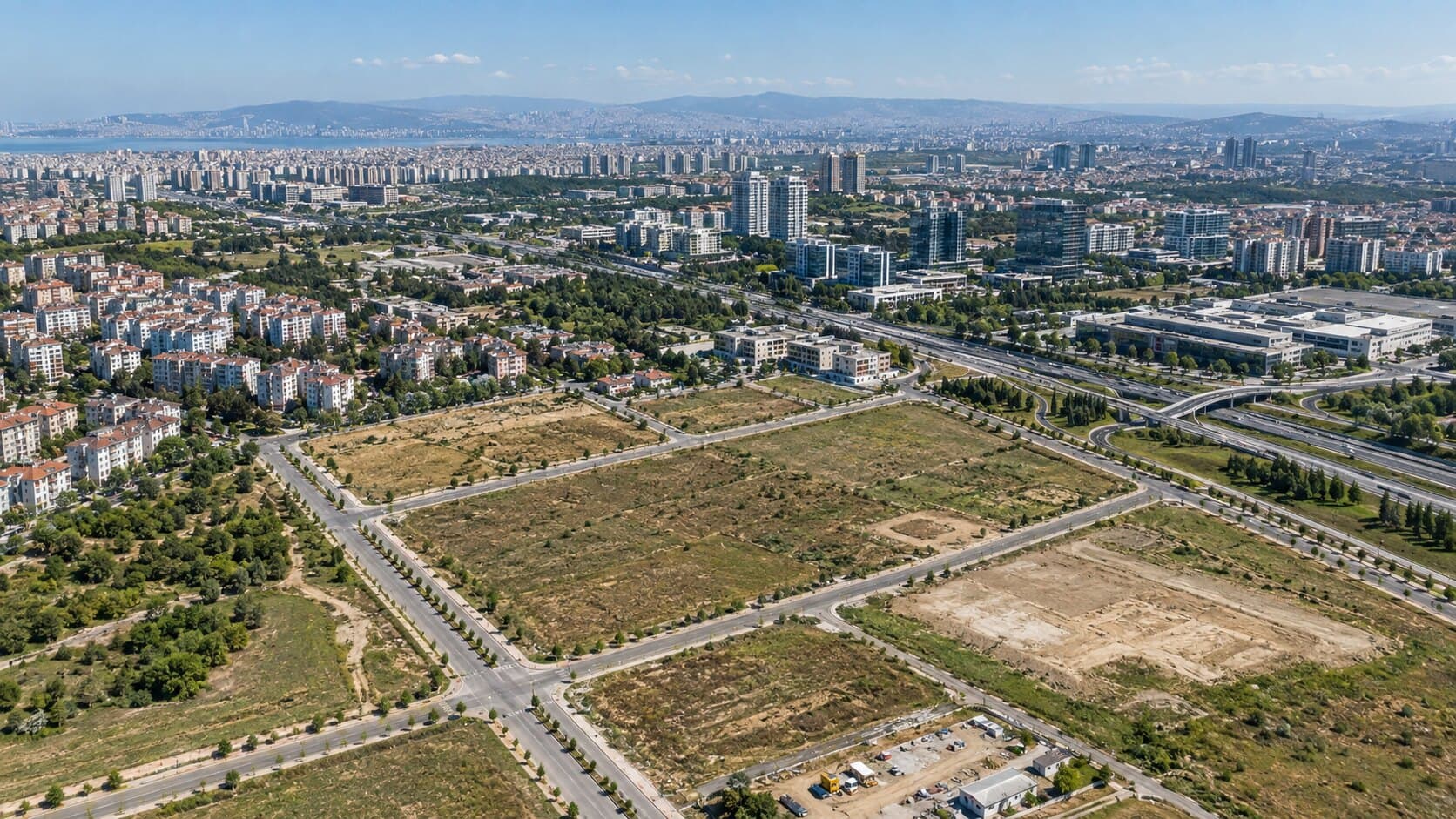 Gelişime açık parsellerin ve çevresindeki yerleşim ile ulaşım bağlantılarının kuşbakışı görünümü