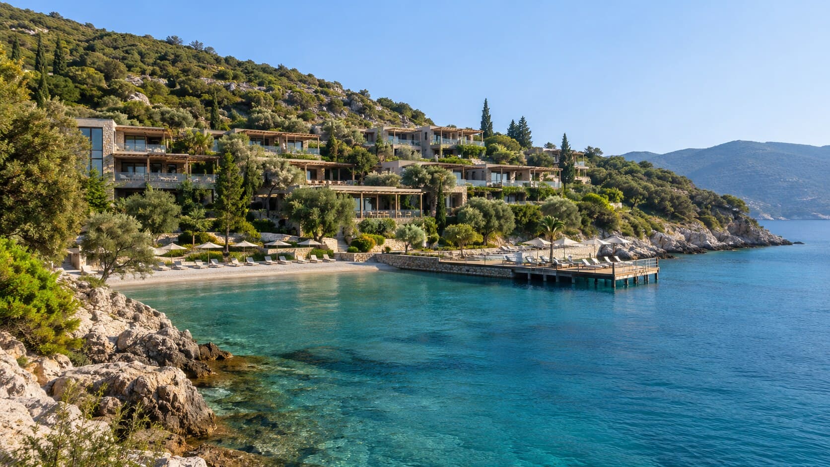 Turkuaz denize kıyı kayalık bir koydaki butik tatil oteli