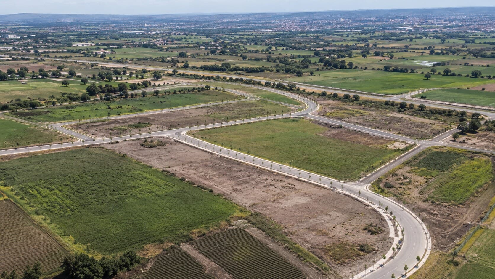 Yol altyapısı tamamlanmış geliştirme parsellerinin kuşbakışı görünümü
