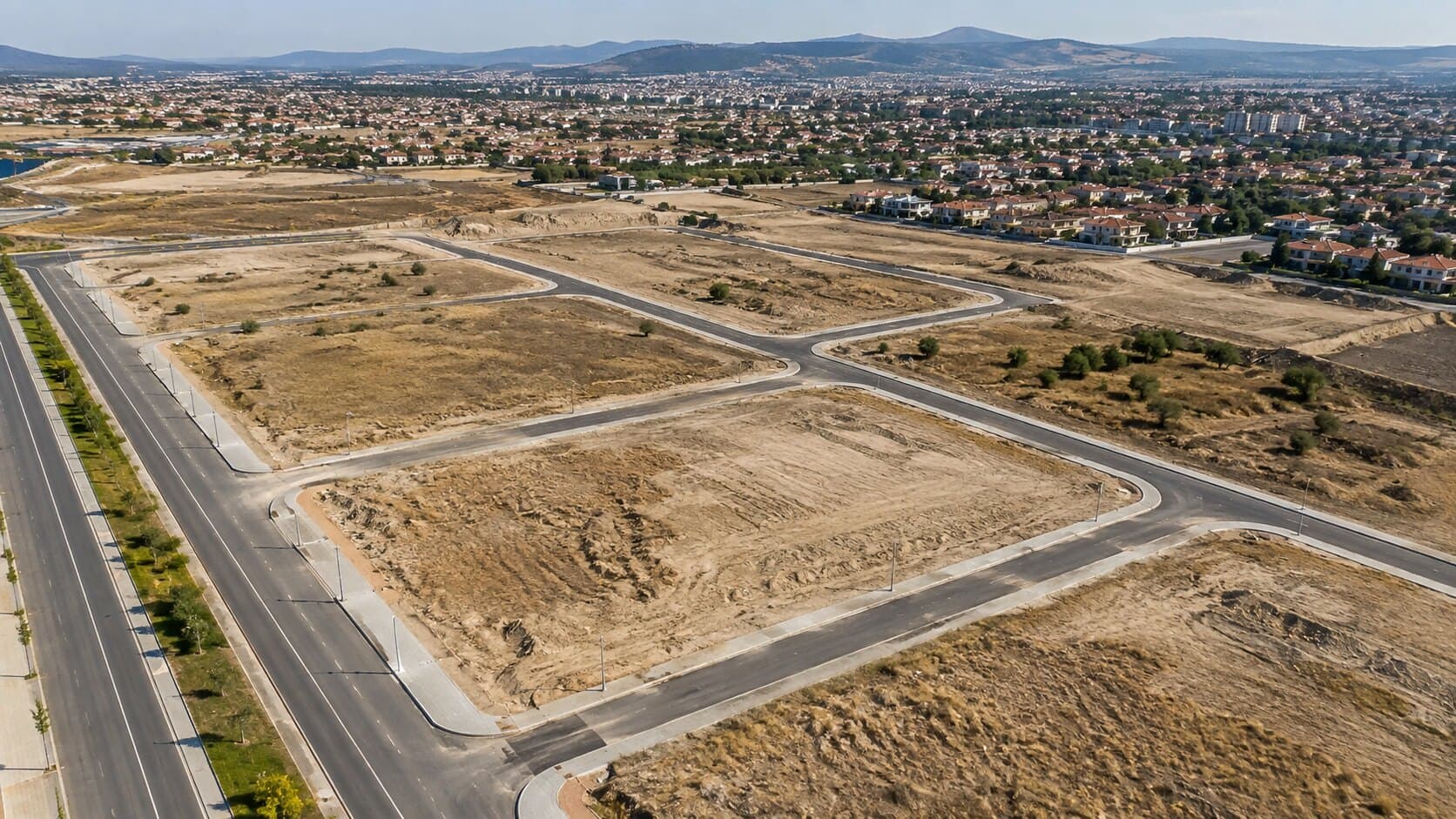 Yol altyapısı tamamlanmış geliştirme parsellerinin kuşbakışı görünümü